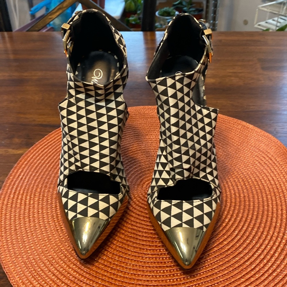 Wild Roses Stilettos sz. 7.5 black & white houndstooth pattern w/ gold accents.
